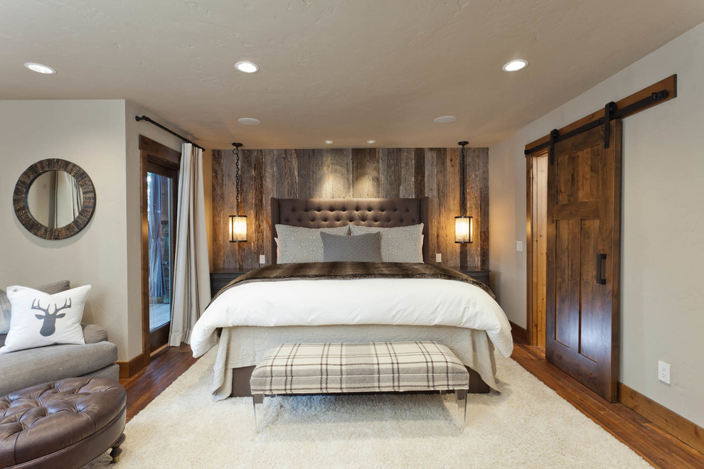 Uriges Hauptschlafzimmer mit beiger Wandfarbe und braunem Holzboden in Seattle