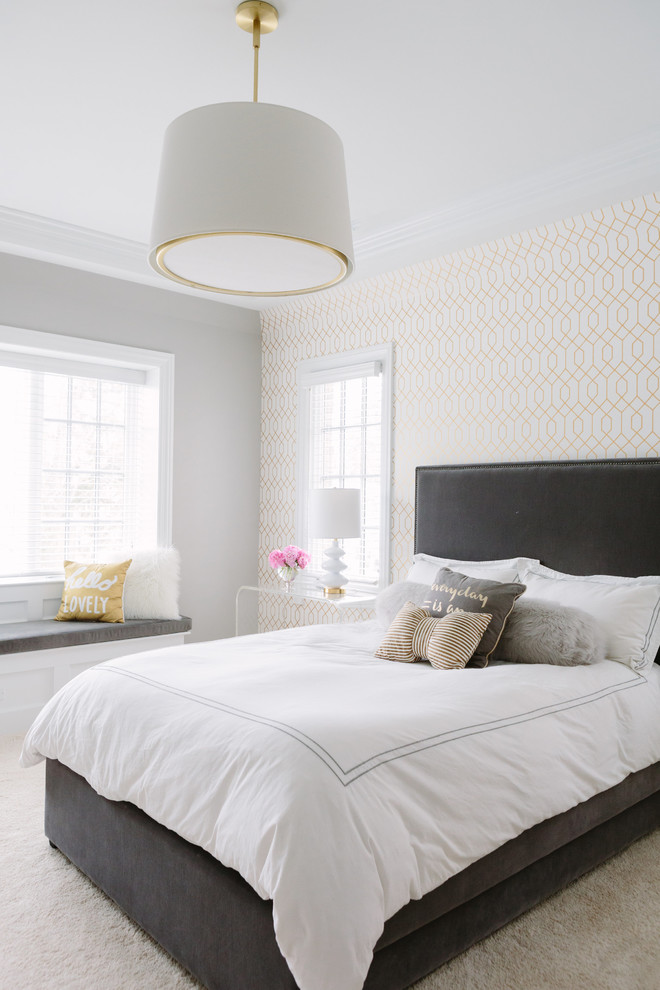 Esempio di una grande camera da letto classica con pareti multicolore, moquette e pavimento bianco
