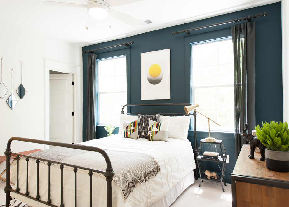 Modelo de dormitorio bohemio con paredes azules