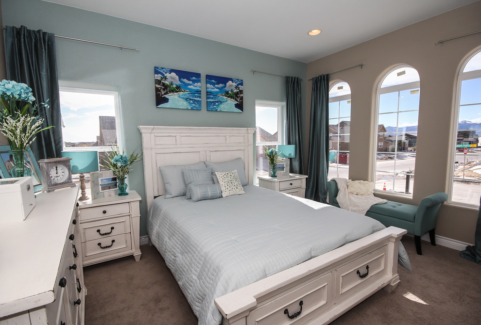 На фото: гостевая спальня среднего размера, (комната для гостей) в морском стиле с синими стенами и ковровым покрытием