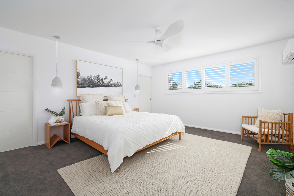 他の地域にあるコンテンポラリースタイルのおしゃれな寝室 (白い壁、カーペット敷き、グレーの床) のインテリア