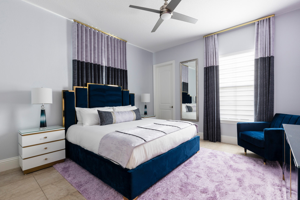 オーランドにある中くらいなコンテンポラリースタイルのおしゃれな客用寝室 (紫の壁、磁器タイルの床、ベージュの床) のレイアウト