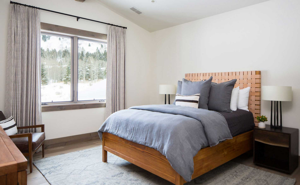 Modelo de habitación de invitados rústica con suelo de madera clara