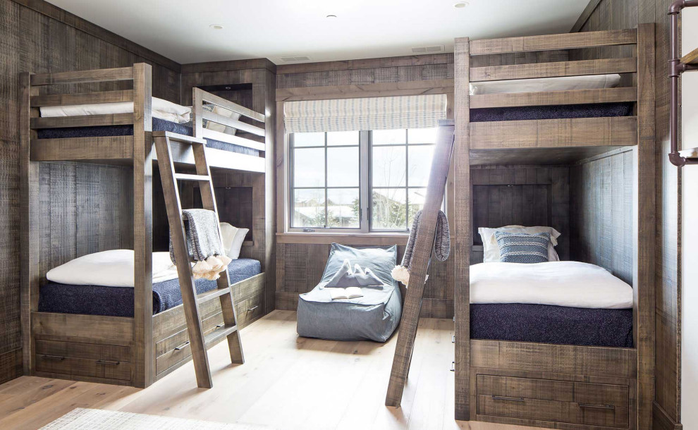 Diseño de habitación de invitados rústica con suelo de madera clara