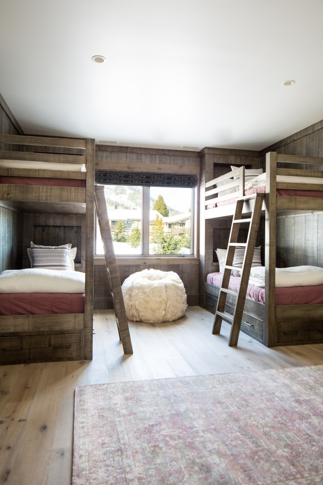 Пример оригинального дизайна: гостевая спальня (комната для гостей) в стиле рустика с светлым паркетным полом