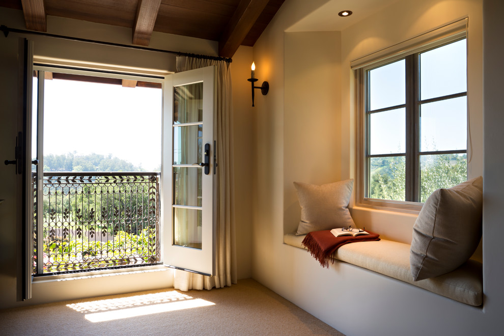 Mediterranes Hauptschlafzimmer mit weißer Wandfarbe und Teppichboden in Santa Barbara