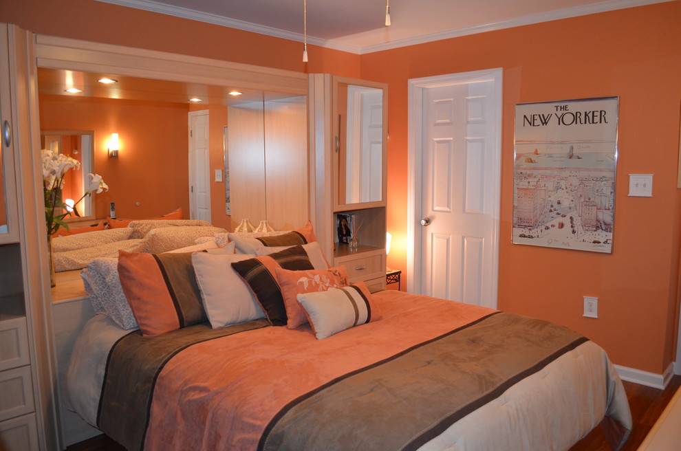 Inspiration pour une chambre parentale traditionnelle de taille moyenne avec un mur orange, parquet foncé et aucune cheminée.