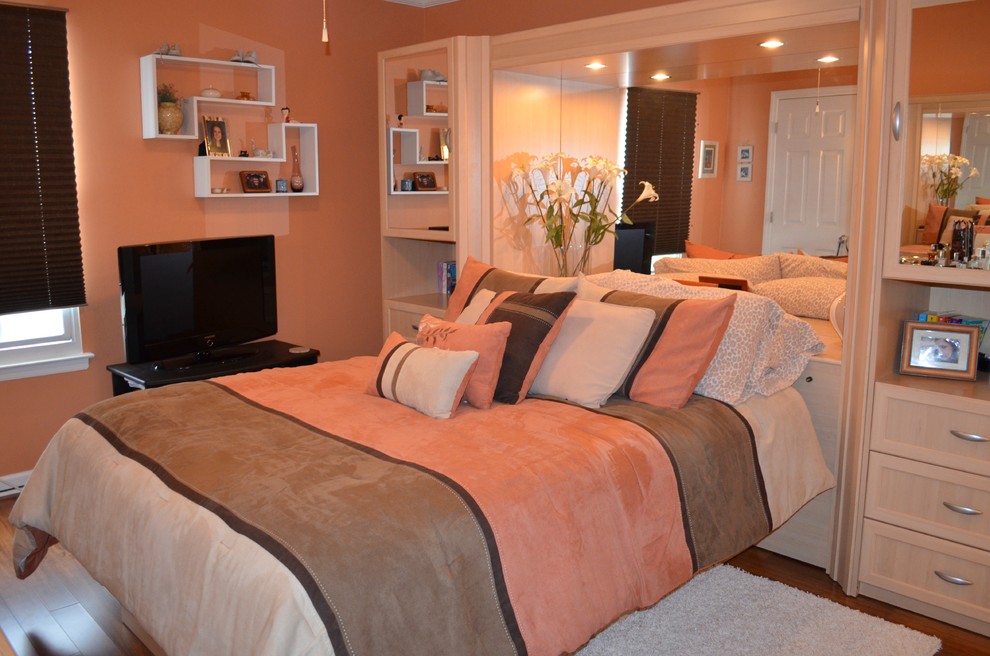 Foto de dormitorio principal clásico renovado de tamaño medio sin chimenea con parades naranjas y suelo de madera oscura
