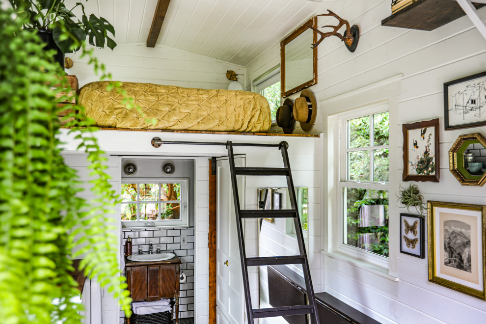 Landhaus Schlafzimmer im Loft-Style mit weißer Wandfarbe, dunklem Holzboden und braunem Boden in Portland