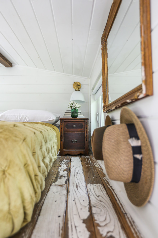 ポートランドにあるカントリー風のおしゃれなロフト寝室 (白い壁、濃色無垢フローリング、茶色い床) のレイアウト