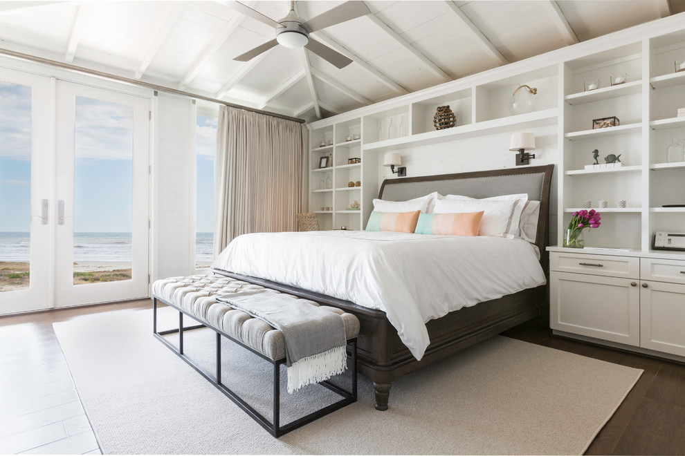 Imagen de dormitorio principal marinero con paredes blancas y suelo de madera oscura