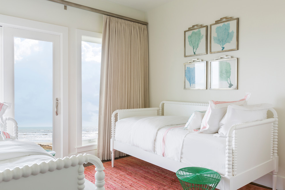 Источник вдохновения для домашнего уюта: гостевая спальня (комната для гостей) в морском стиле с белыми стенами и темным паркетным полом