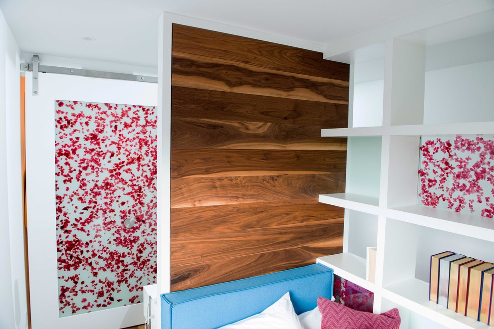 Inspiration pour une petite chambre d'amis design avec un mur blanc et un sol en bois brun.