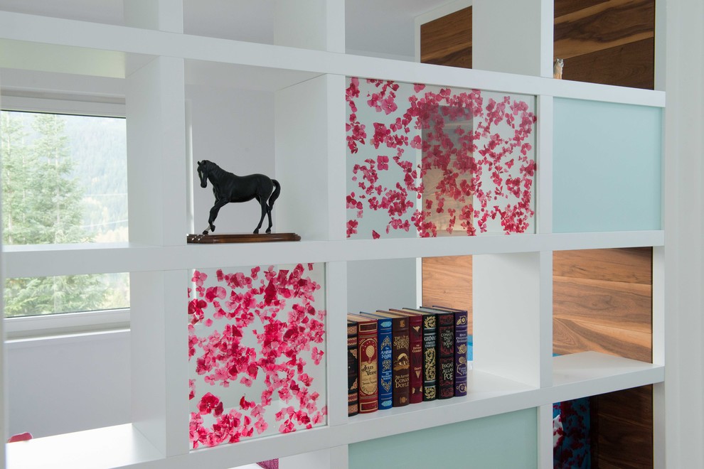 Kleines Modernes Gästezimmer mit weißer Wandfarbe und braunem Holzboden in Vancouver
