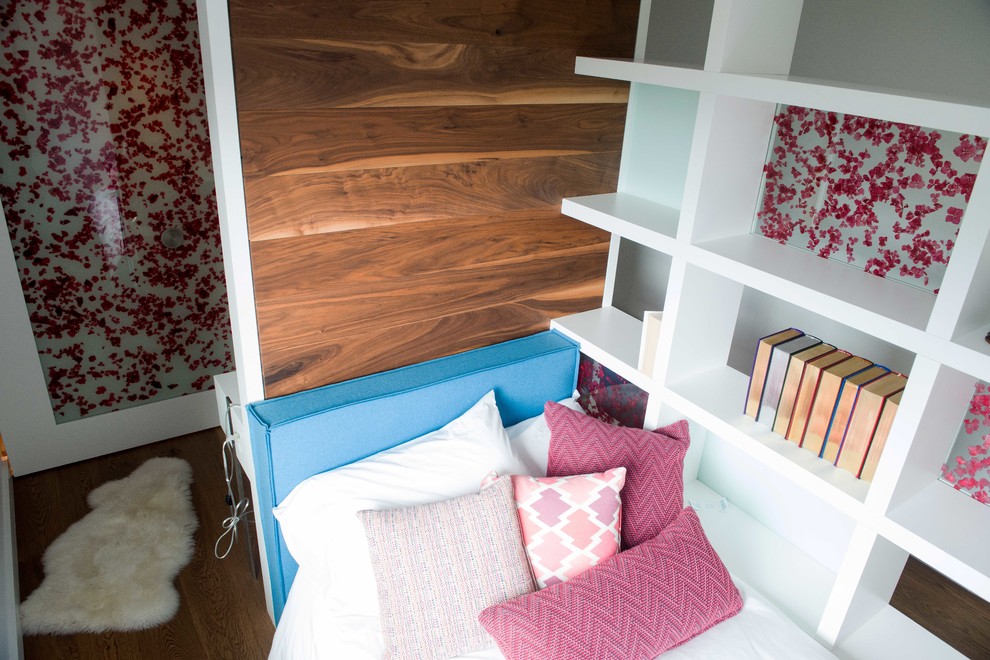Exemple d'une petite chambre d'amis tendance avec un mur blanc et un sol en bois brun.