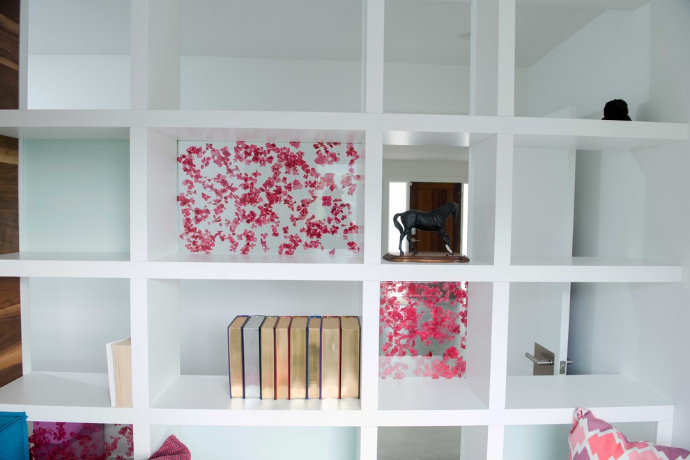 Idee per una piccola camera degli ospiti design con pareti bianche e pavimento in legno massello medio