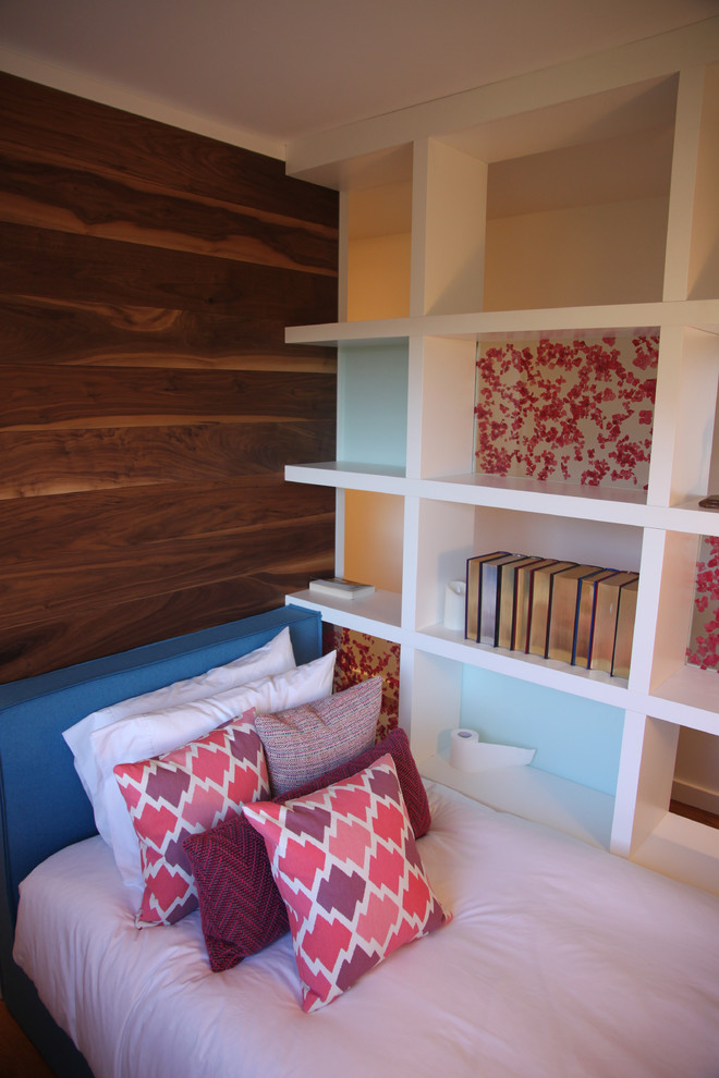 Exempel på ett litet modernt gästrum, med bruna väggar och mellanmörkt trägolv