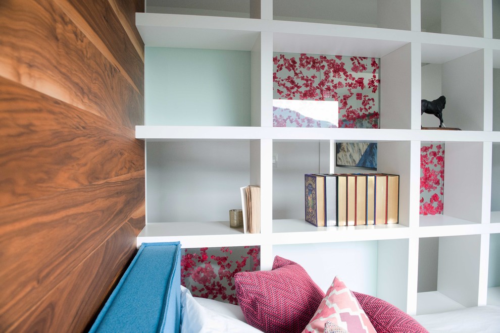 Diseño de habitación de invitados contemporánea pequeña con paredes blancas y suelo de madera en tonos medios