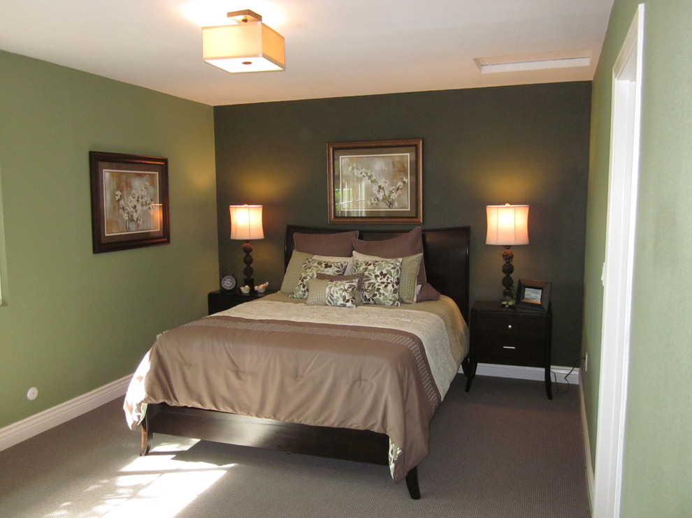 Modelo de dormitorio principal romántico grande sin chimenea con paredes verdes y moqueta