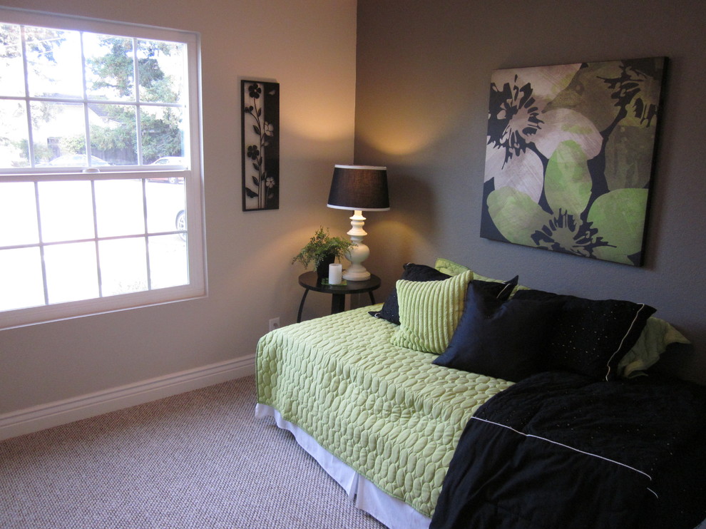 Aménagement d'une petite chambre romantique avec un mur gris et aucune cheminée.