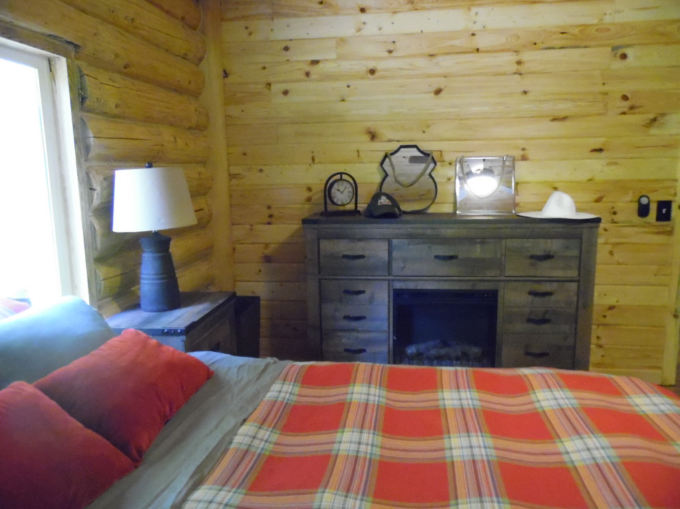 Idées déco pour une petite chambre parentale montagne avec un mur beige et un sol en bois brun.