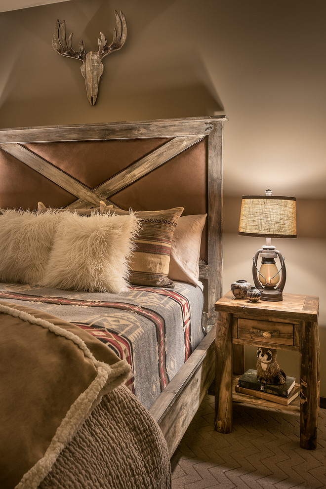Modelo de habitación de invitados rústica pequeña sin chimenea con moqueta y suelo marrón