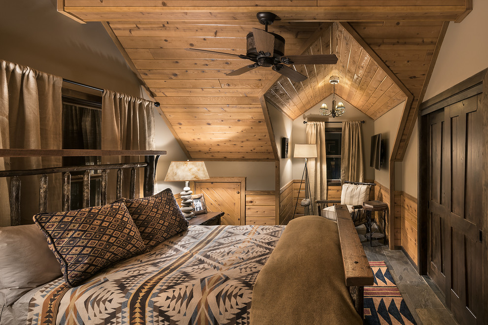 フェニックスにある小さなラスティックスタイルのおしゃれな客用寝室 (茶色い壁、スレートの床、暖炉なし、グレーの床、グレーとブラウン) のレイアウト