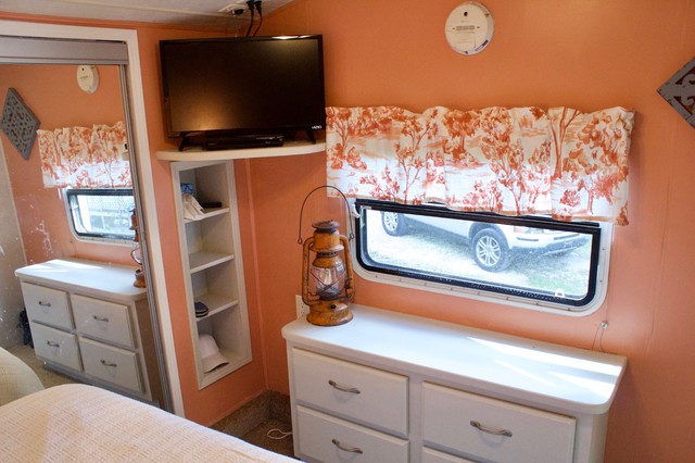 https://st.hzcdn.com/simgs/pictures/bedrooms/cozy-camper-remodel-corner-to-corner-interior-design-and-decorating-img~aaf168470bcd5d66_4-7681-1-492140f.jpg