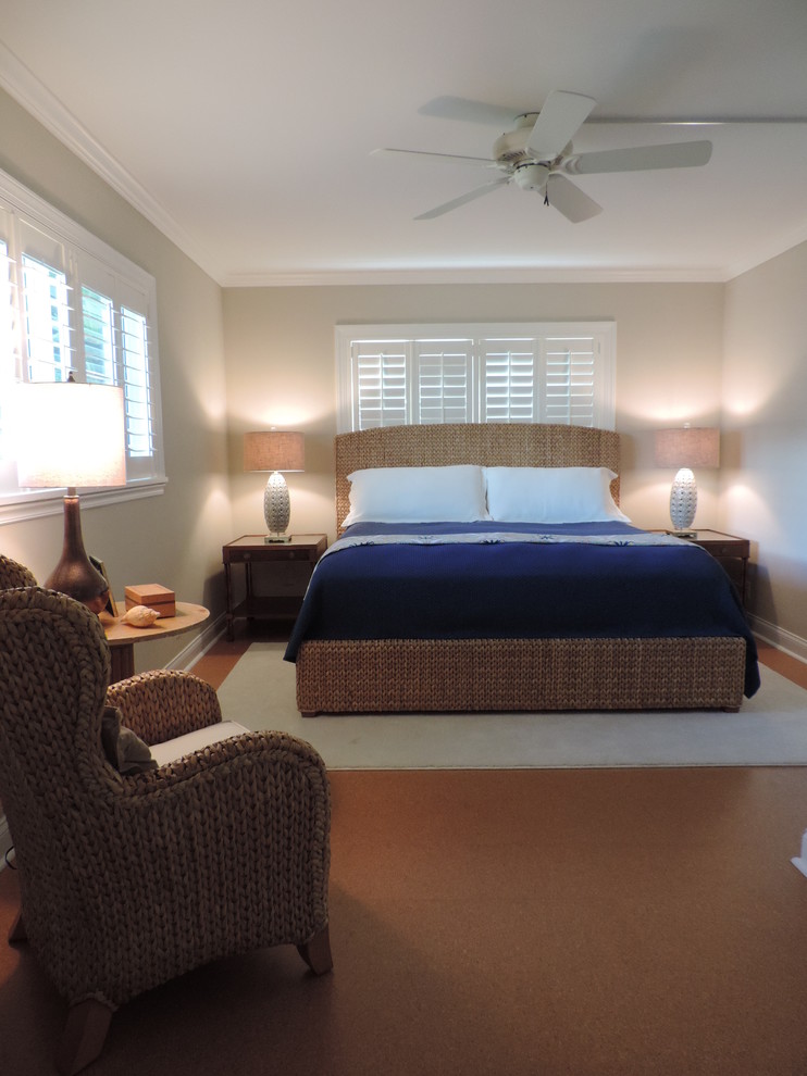 Modelo de dormitorio principal costero con paredes beige y suelo de corcho
