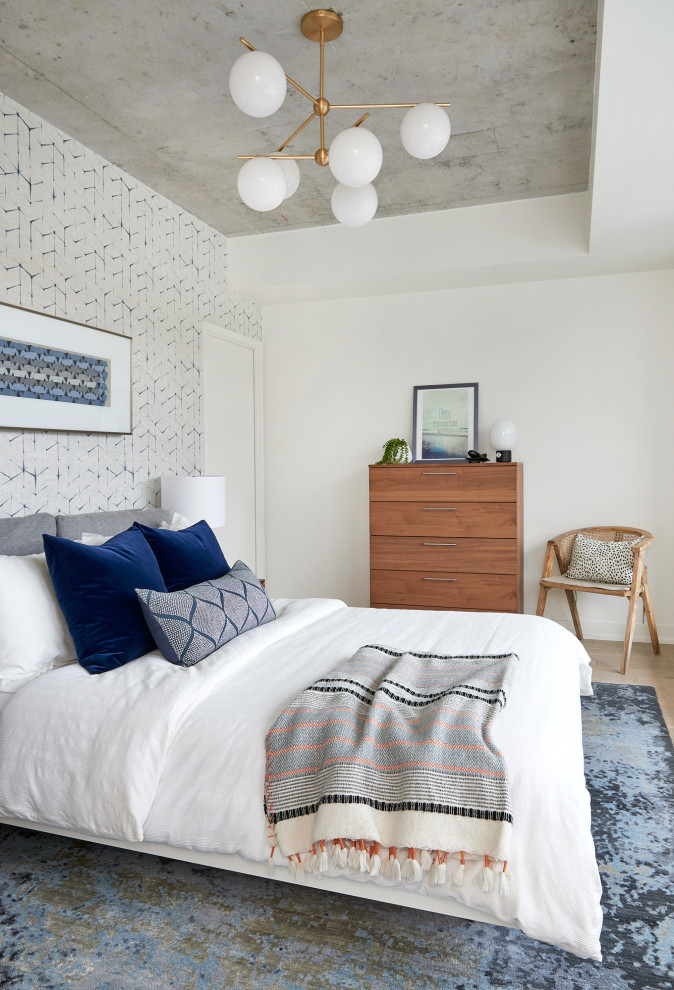 Foto di una camera matrimoniale minimal di medie dimensioni con pareti bianche, parquet chiaro e pavimento beige