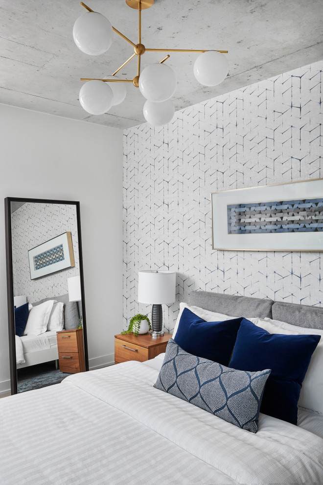 Mittelgroßes Modernes Hauptschlafzimmer mit weißer Wandfarbe, hellem Holzboden und beigem Boden in Toronto
