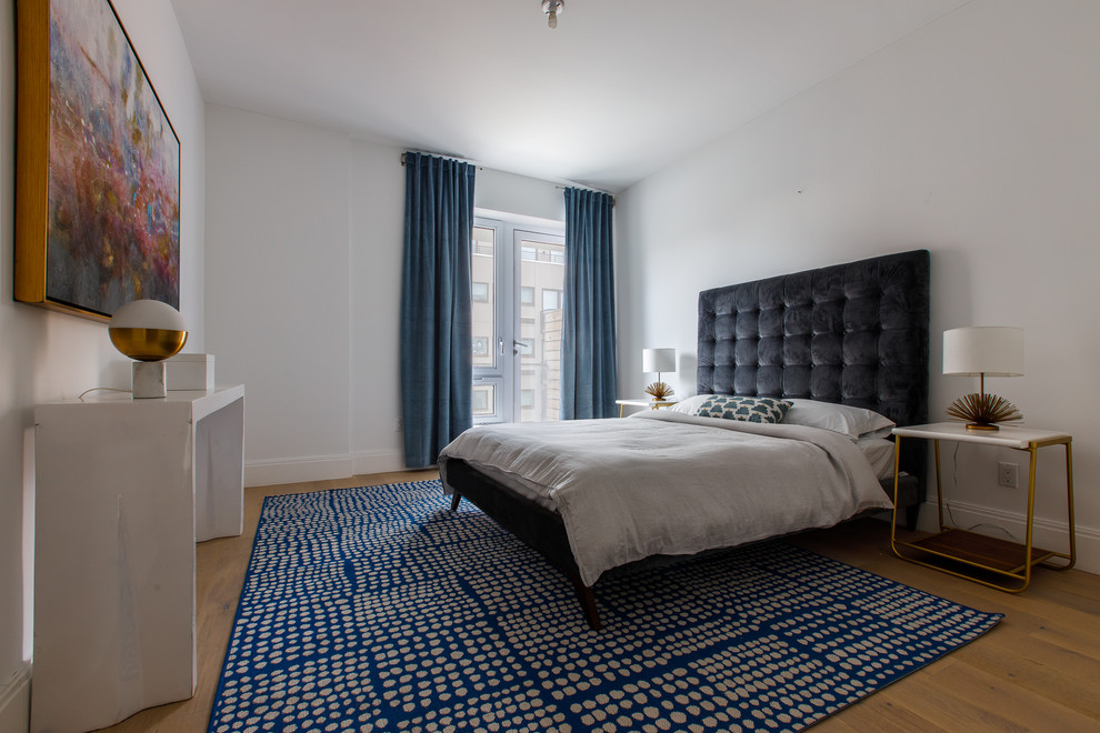 ニューヨークにある北欧スタイルのおしゃれな客用寝室 (白い壁、無垢フローリング、茶色い床)