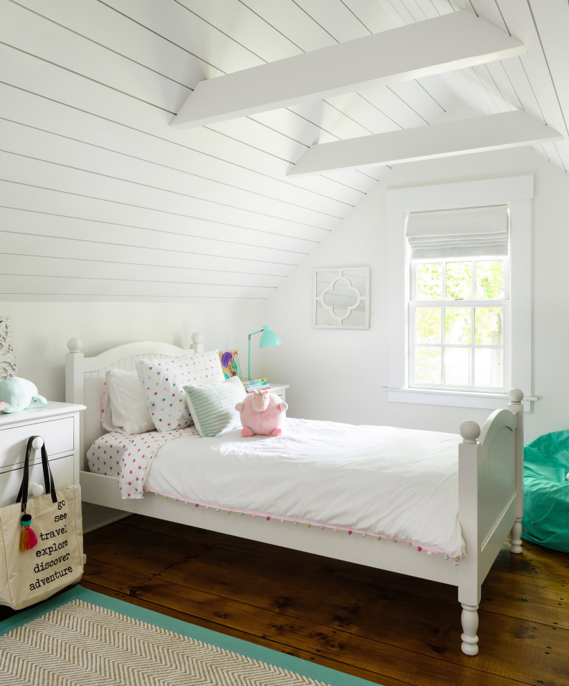Diseño de dormitorio de estilo de casa de campo con suelo de madera en tonos medios y machihembrado