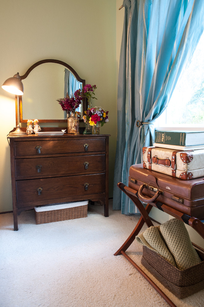 This is an example of a classic guest bedroom in San Francisco.