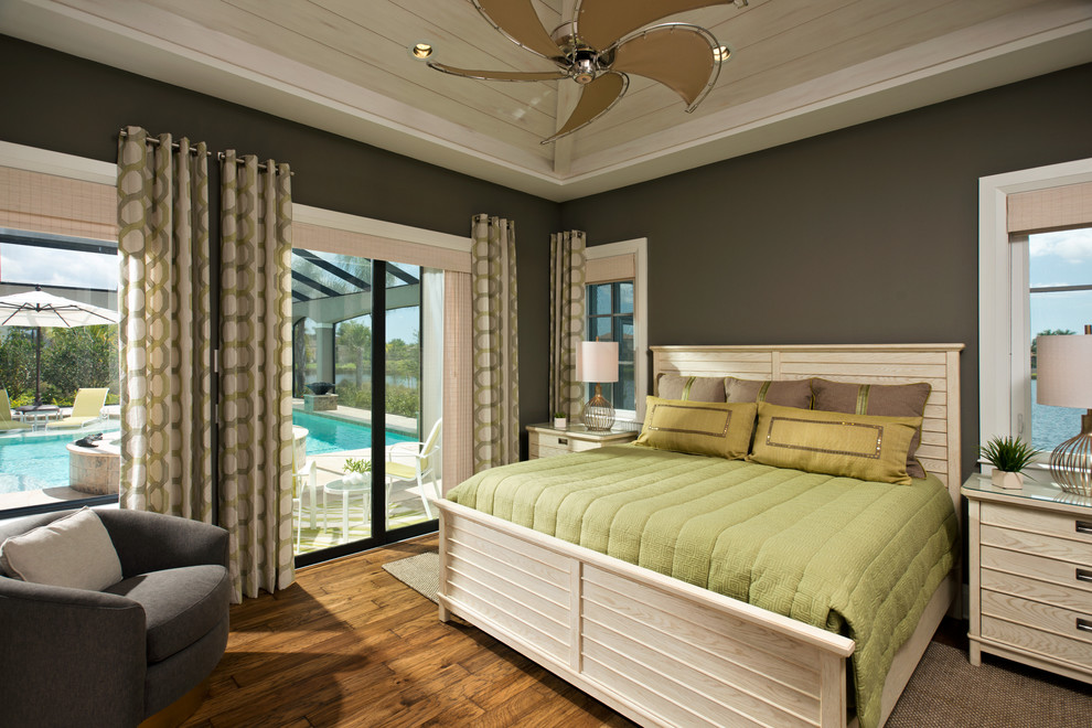 Foto di una camera degli ospiti chic di medie dimensioni con pavimento in legno massello medio, pavimento marrone, pareti grigie e nessun camino