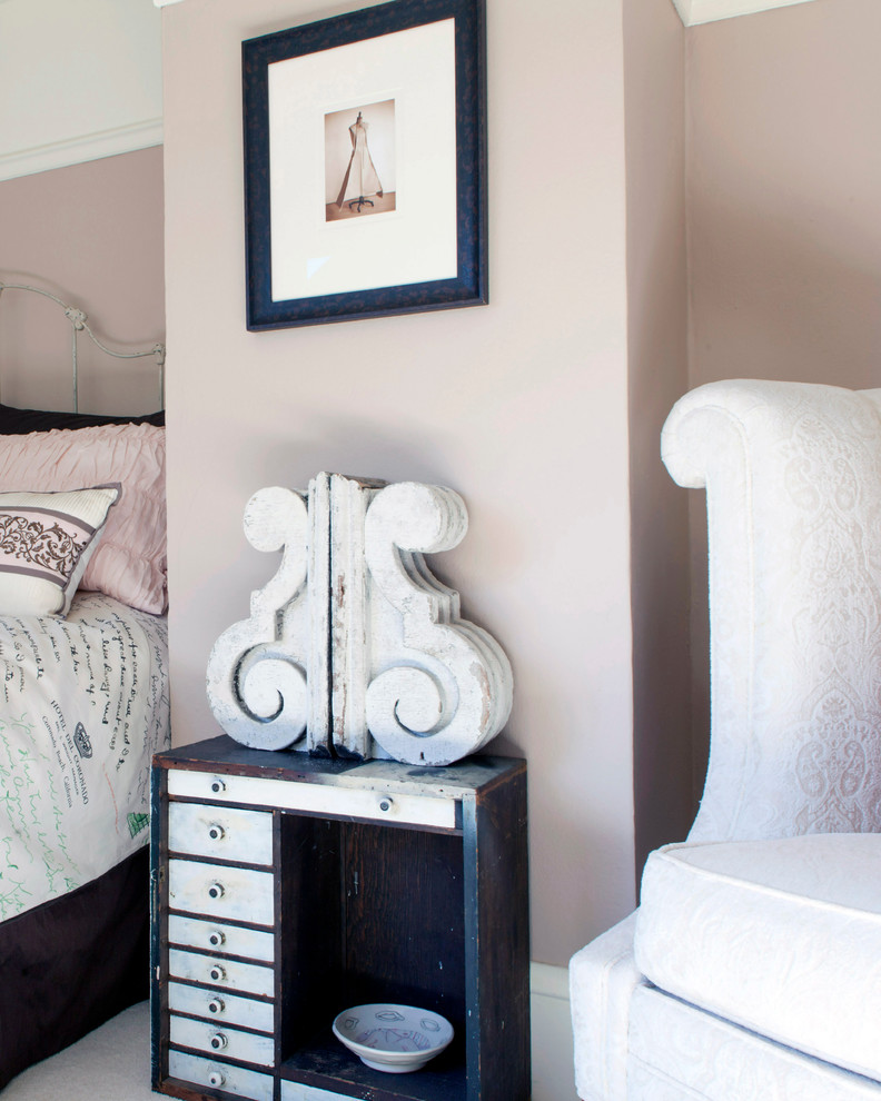 На фото: гостевая спальня среднего размера, (комната для гостей) в стиле шебби-шик с розовыми стенами и ковровым покрытием без камина с