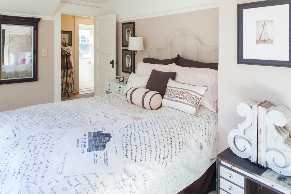 Modelo de habitación de invitados romántica de tamaño medio sin chimenea con paredes rosas y moqueta