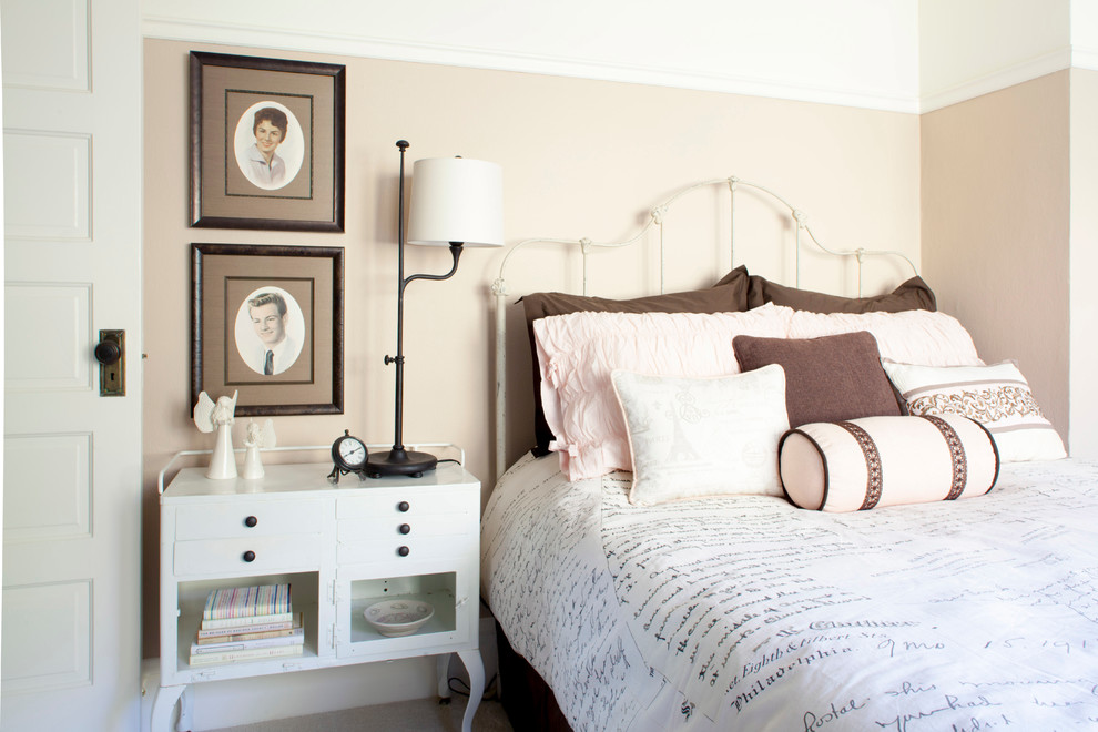ポートランドにある中くらいなシャビーシック調のおしゃれな客用寝室 (ピンクの壁、カーペット敷き、暖炉なし)