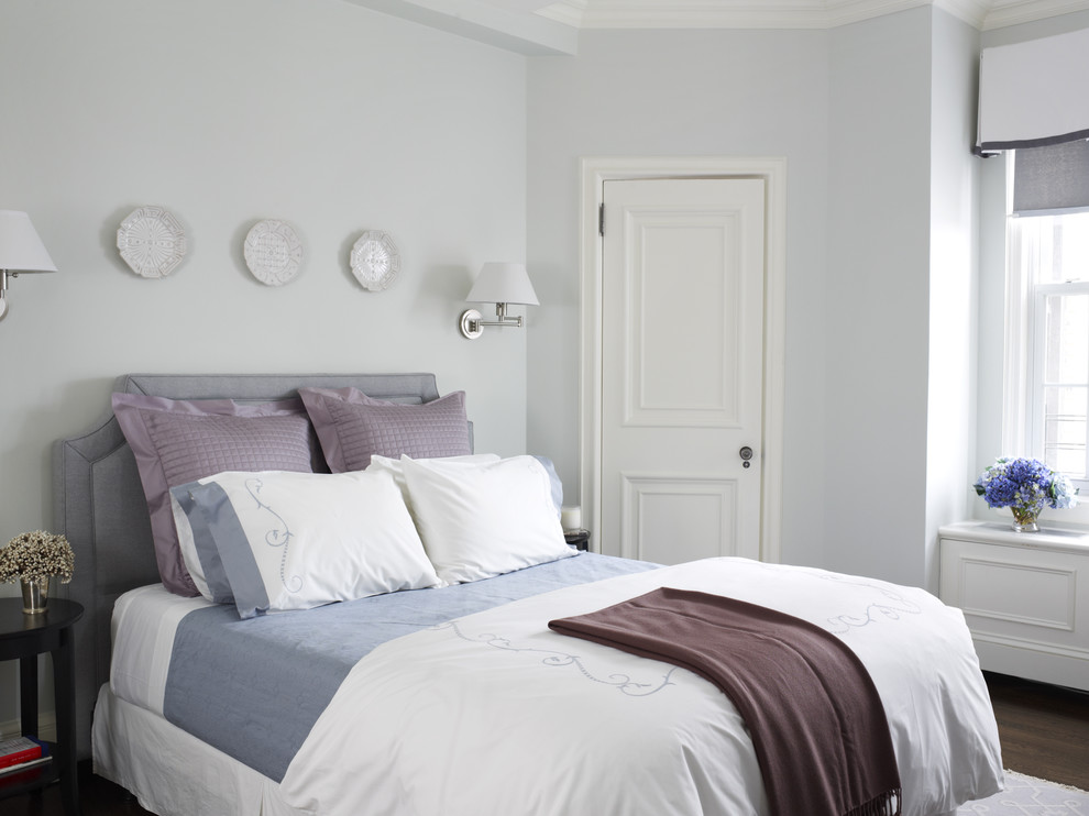Diseño de habitación de invitados clásica con paredes grises y suelo de madera oscura
