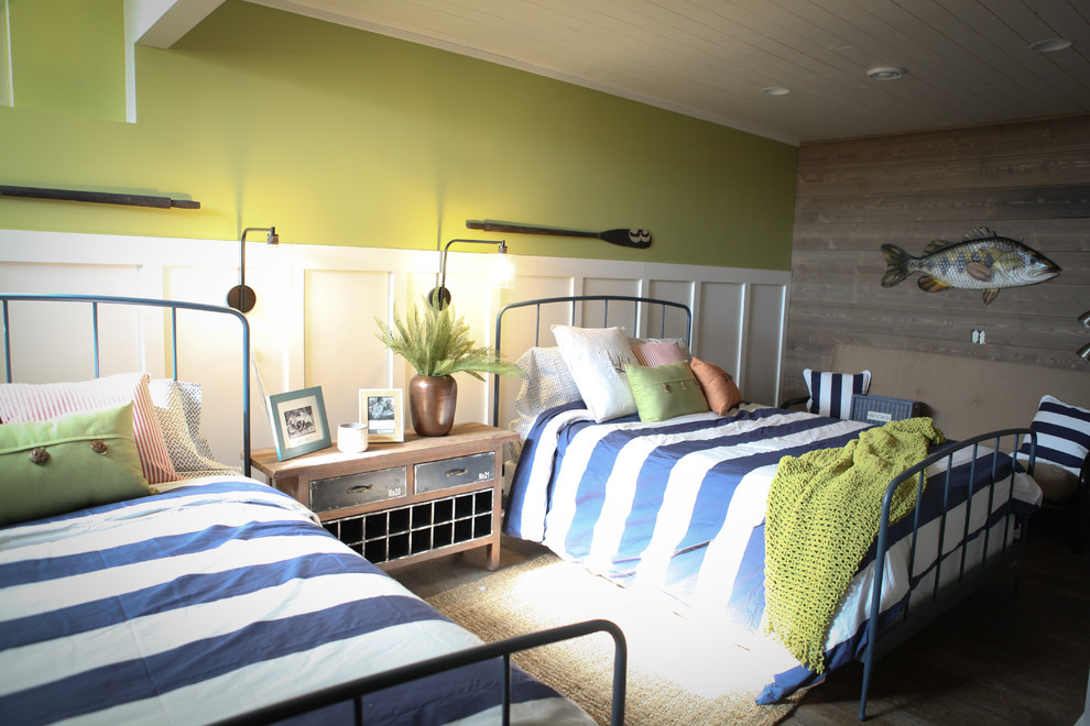 Inspiration pour une chambre d'amis marine de taille moyenne avec un mur vert, parquet foncé et aucune cheminée.