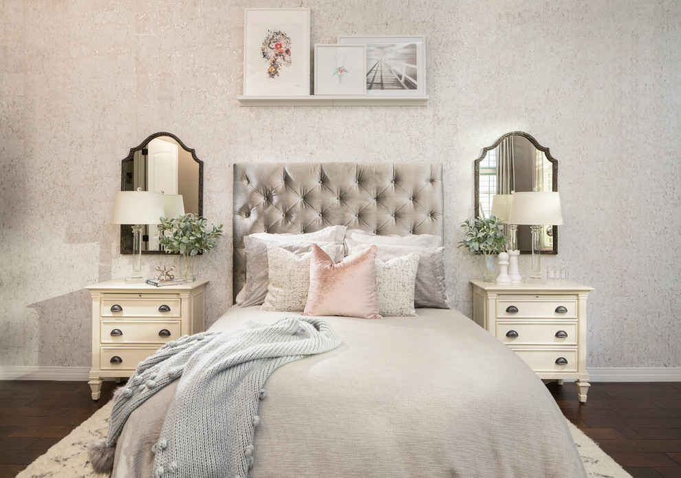 Bild på ett stort shabby chic-inspirerat sovrum, med grå väggar och mörkt trägolv