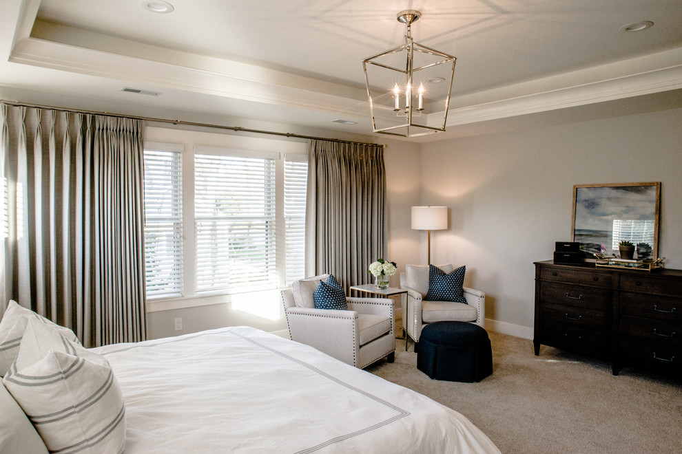 Foto de dormitorio principal clásico pequeño sin chimenea con paredes grises, moqueta y suelo beige