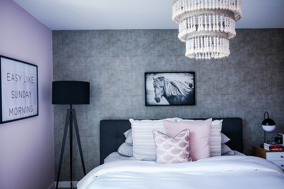 На фото: хозяйская спальня среднего размера в стиле модернизм с серыми стенами, ковровым покрытием и серым полом