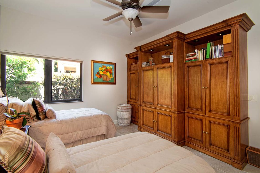 マイアミにある中くらいなトラディショナルスタイルのおしゃれな客用寝室 (白い壁、トラバーチンの床、暖炉なし) のレイアウト