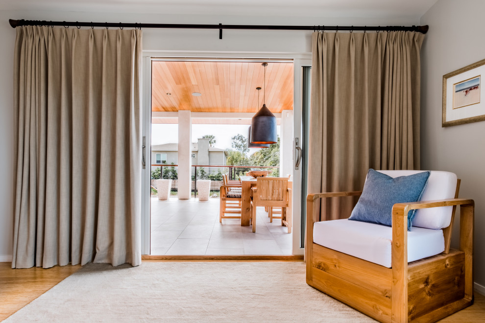 Aménagement d'une chambre parentale moderne de taille moyenne avec un mur gris et parquet en bambou.