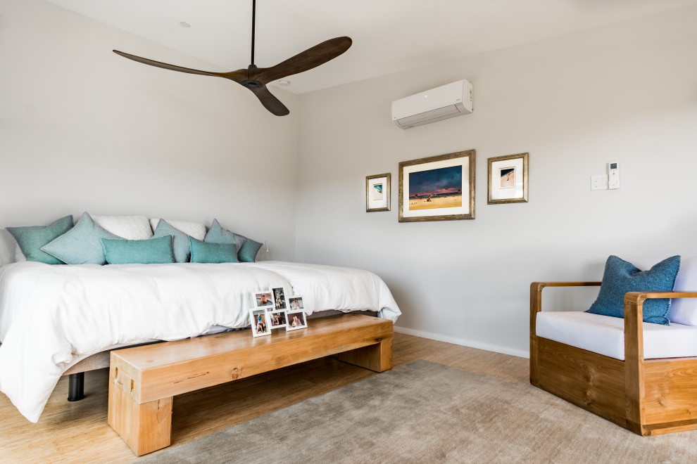 Источник вдохновения для домашнего уюта: хозяйская спальня среднего размера в стиле модернизм с серыми стенами, полом из бамбука и сводчатым потолком