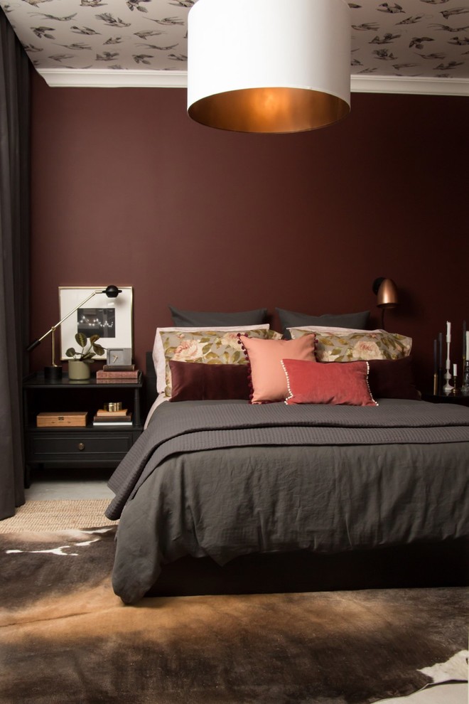 Источник вдохновения для домашнего уюта: хозяйская спальня в стиле фьюжн с красными стенами и бетонным полом