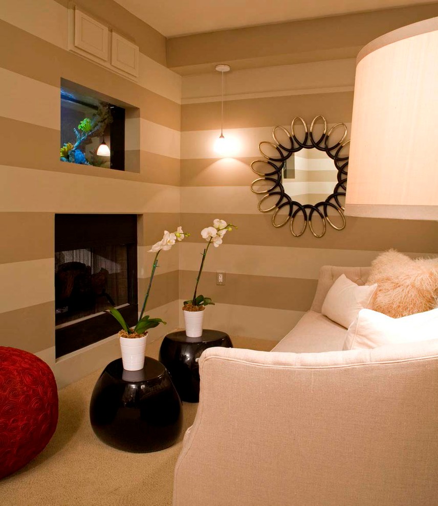 Ejemplo de dormitorio tipo loft clásico renovado extra grande con paredes multicolor y chimenea de doble cara