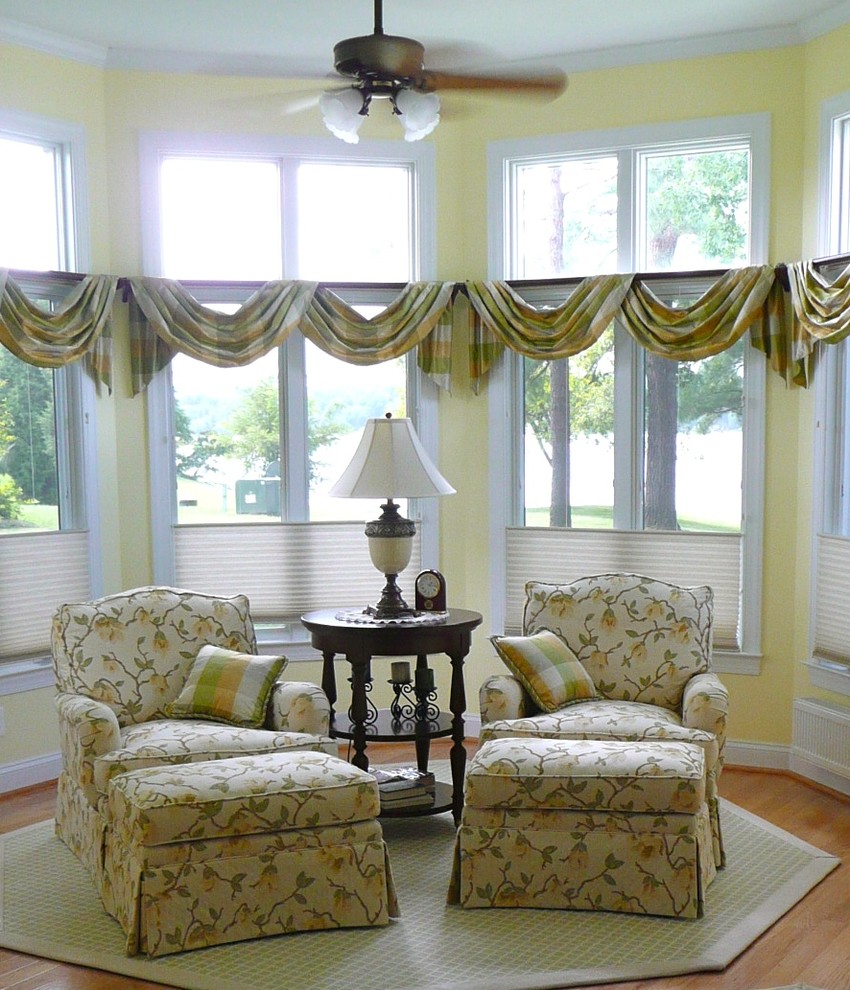 Imagen de dormitorio principal clásico renovado pequeño sin chimenea con paredes amarillas y suelo de madera clara