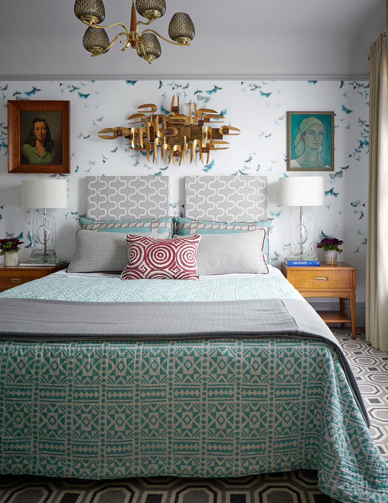 На фото: большая гостевая спальня (комната для гостей) в стиле фьюжн с разноцветными стенами, ковровым покрытием и серым полом без камина с